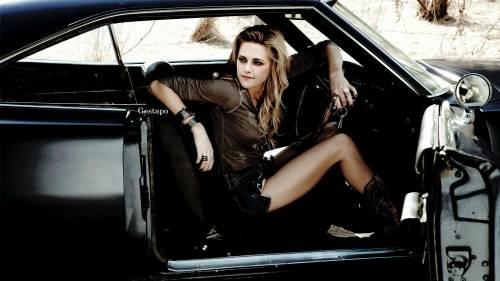 Kristen Stewart In Car