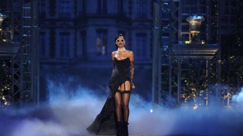 Rihanna Dress Smoke Stage Singer