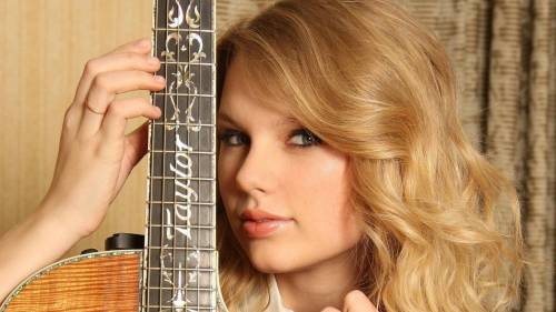 Taylor Swift With Guitar 2560x1600