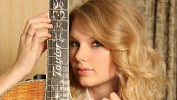 Taylor Swift With Guitar 2560x1600